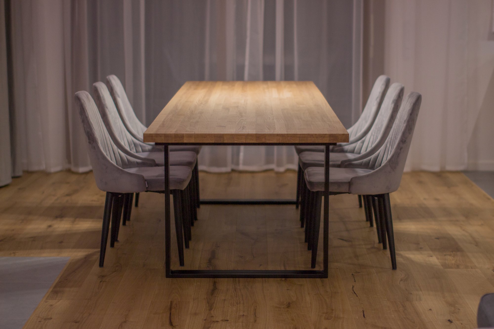 AKER - nakryty stół z krzesłami